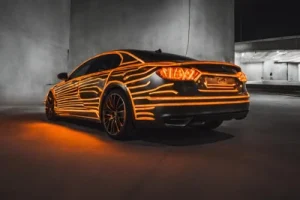 Mejora la estética de tu coche con una tira LED naranja